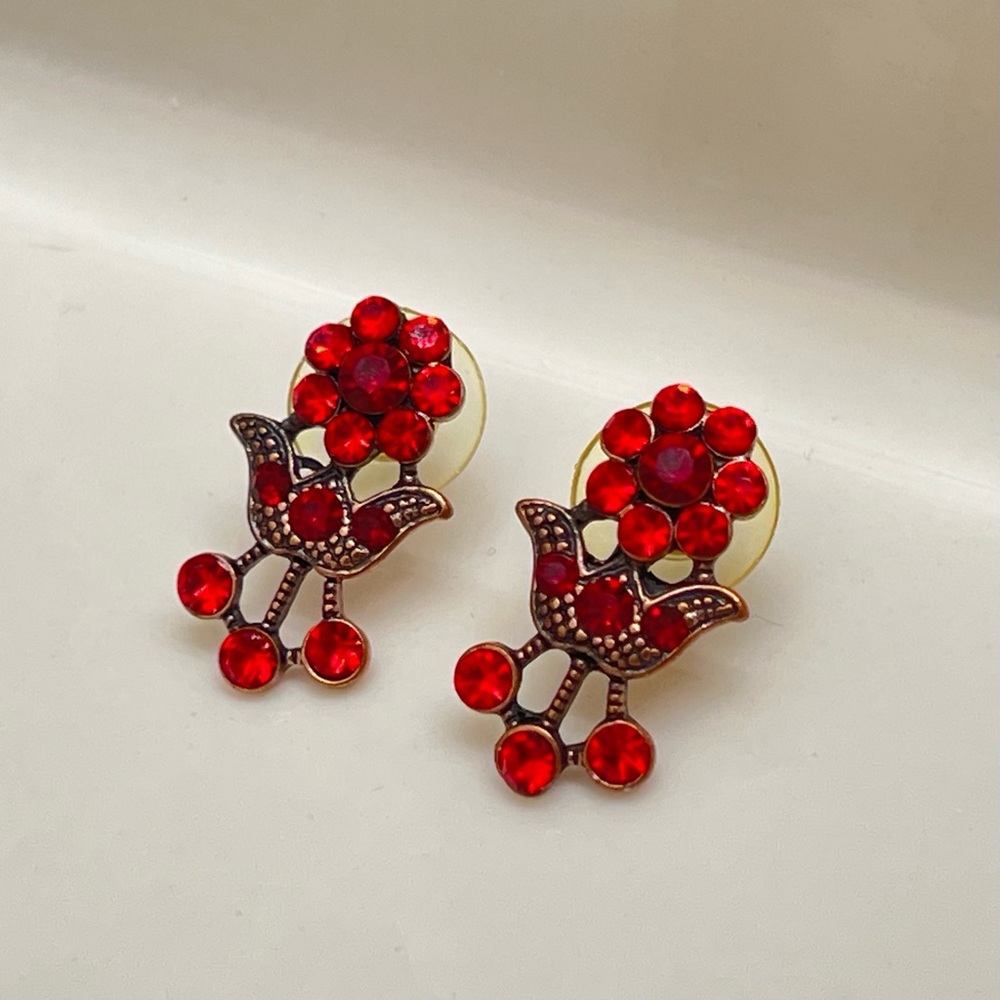 Vintage style ruby crystal pierced earrings In excellent condition er2